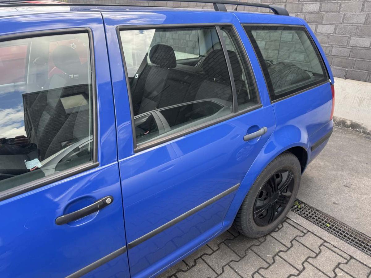 VW Golf 4 original T&uuml;r hinten links LA5C Surfblau Kombi Rohbau Bj.2001